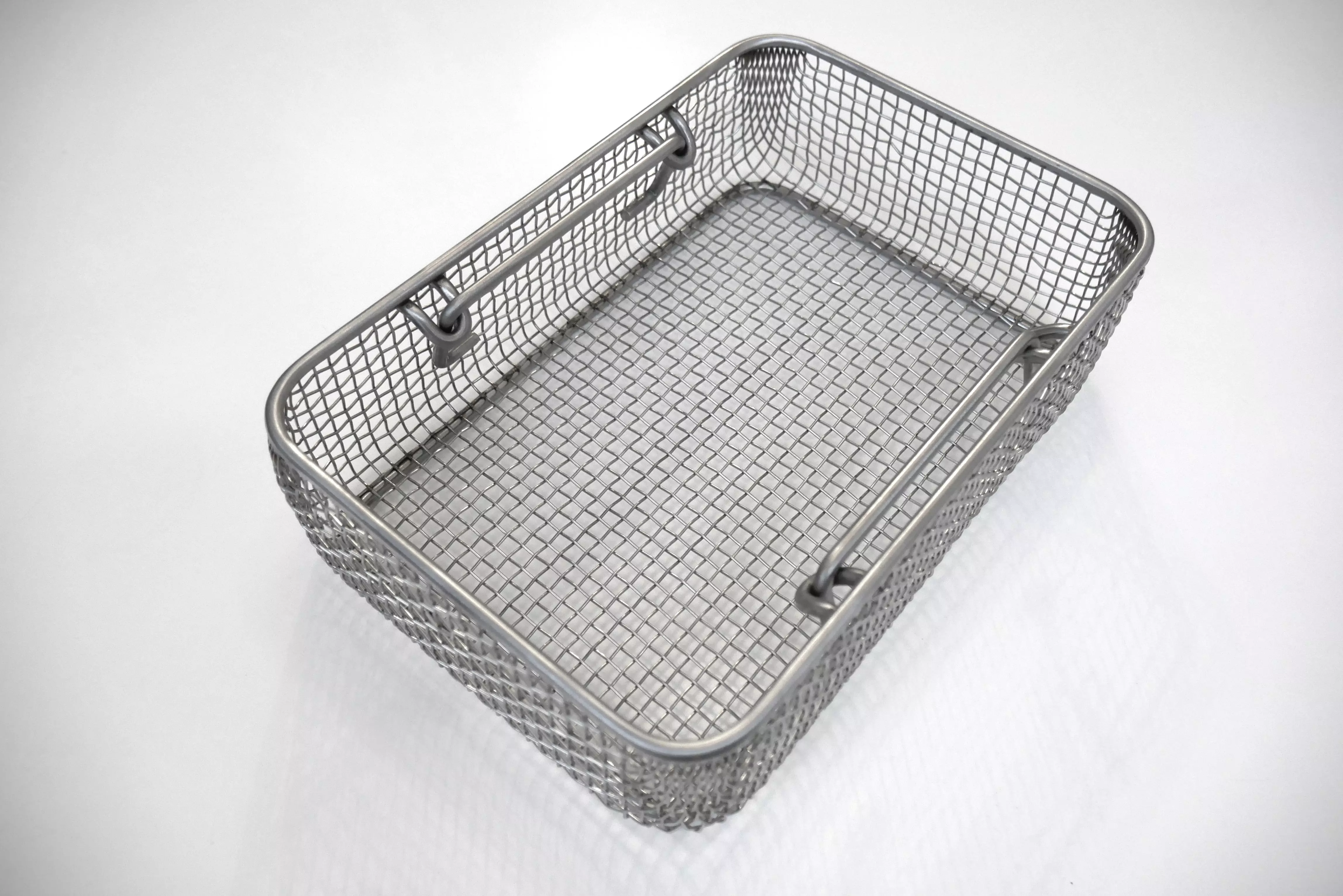 Kosz z siatki tkanej z chowanymi uchwytami